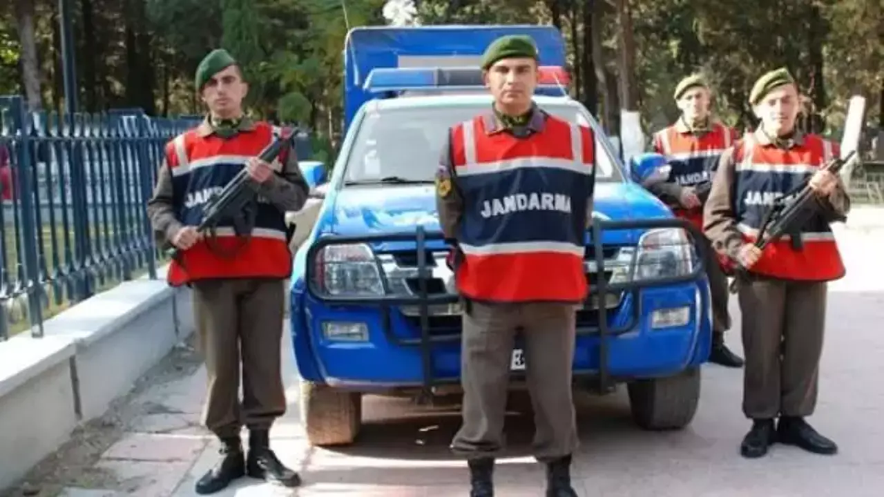 Jandarma 'Bir Gönülden Bir Gönüle Mektubumuz Var' projesi kapsamında öğrencileri misafir etti