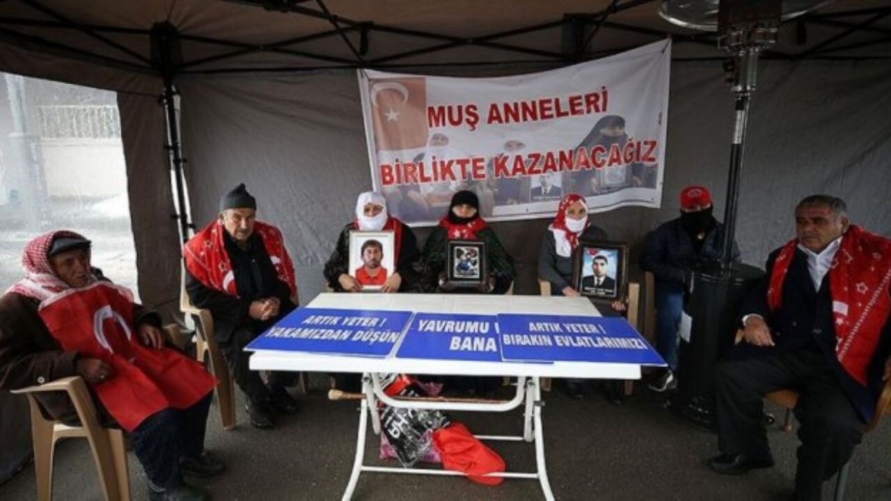 Evlat nöbetinde tarihi gün: Aileler devlete dua etti