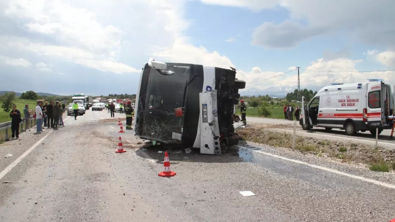 Beyşehir-Antalya yolunda facia: Otobüs devrildi