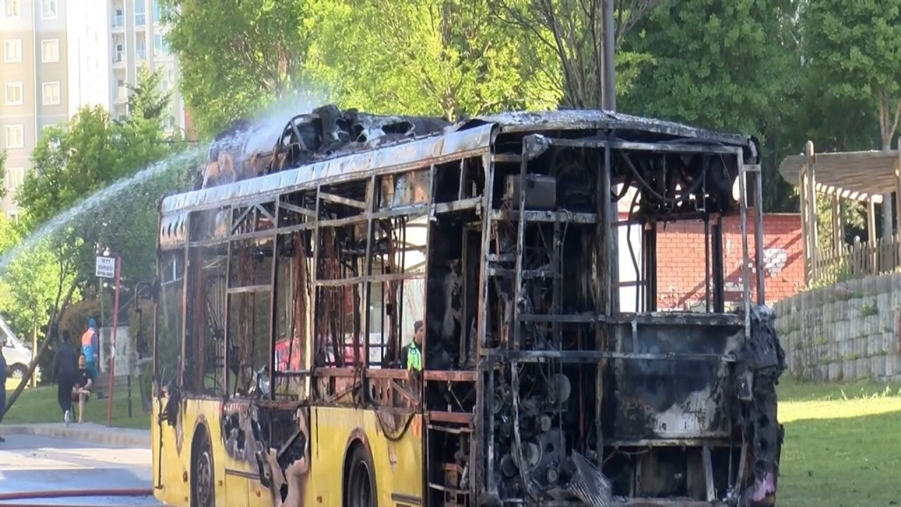 İETT otobüsü tutuştu, yolcular son anda kurtuldu