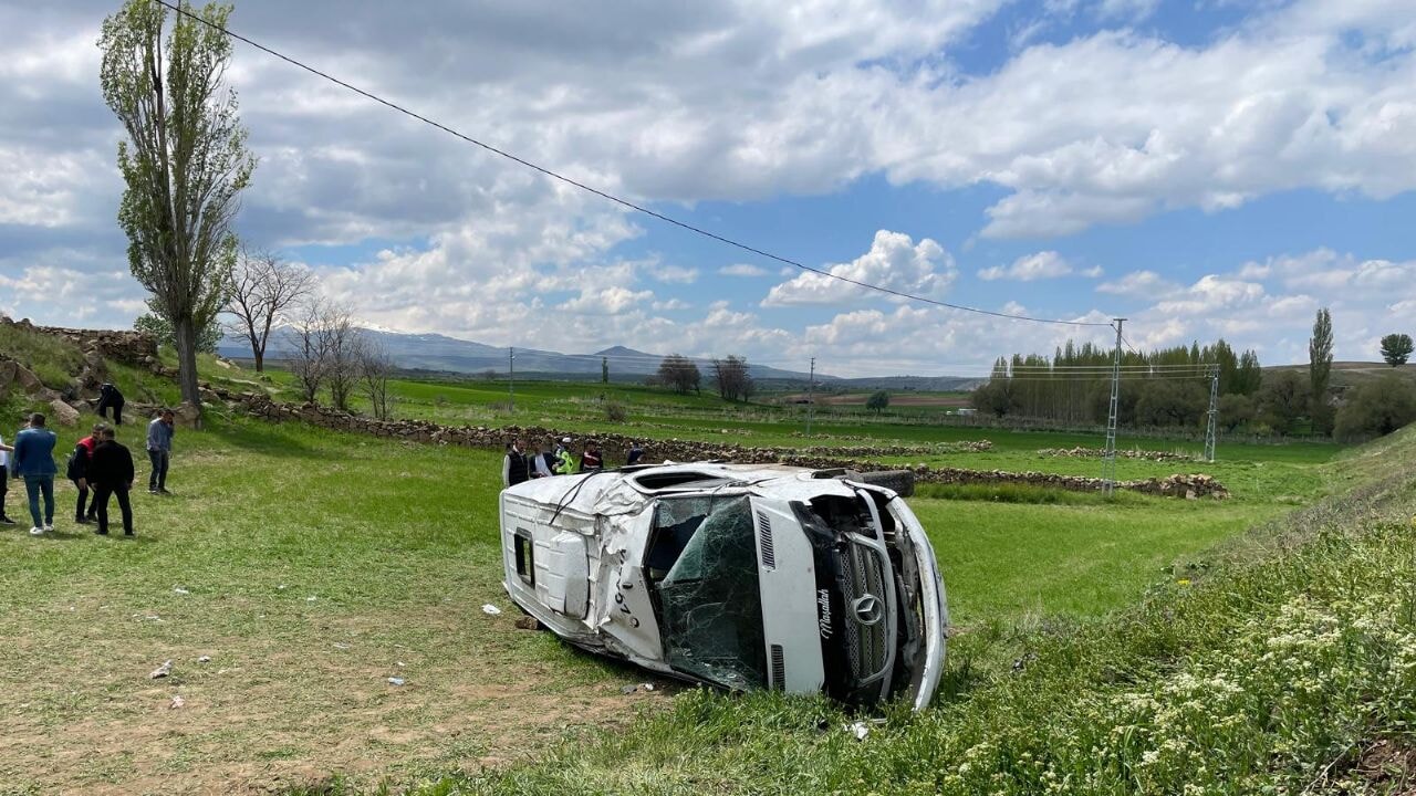 Kayseri'de feci kaza: Öğrencileri taşıyan minibüs takla attı