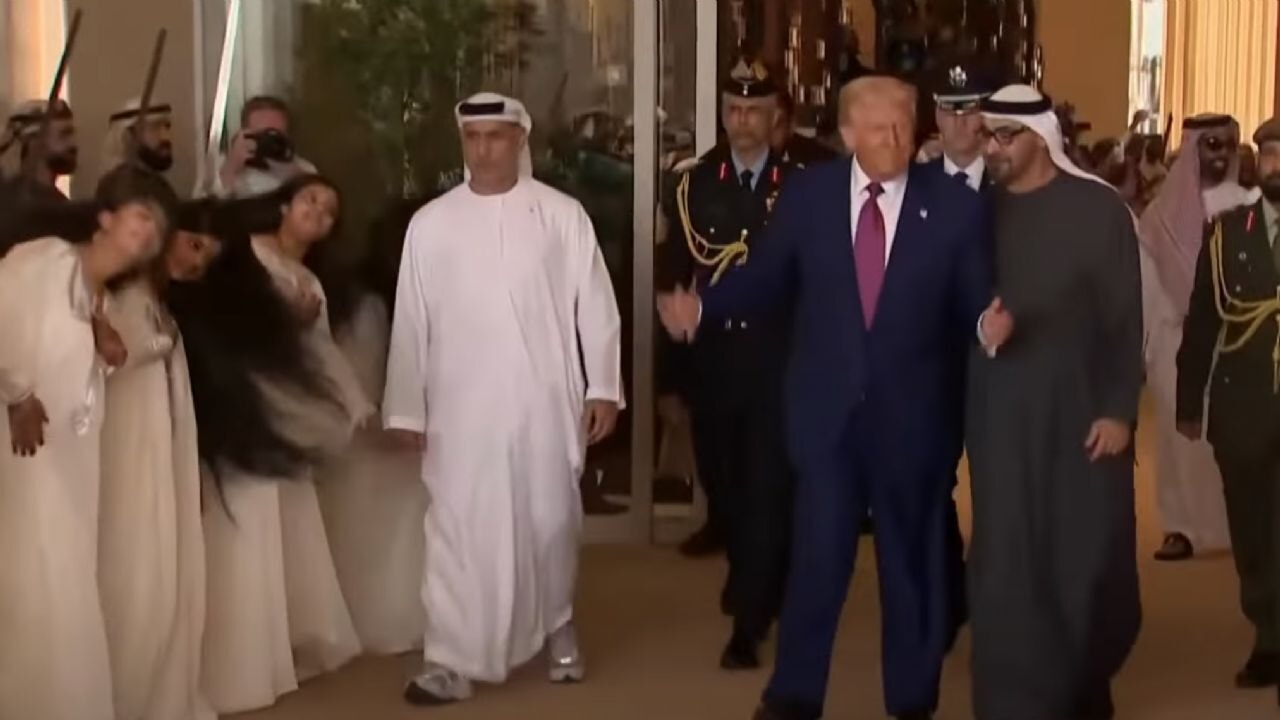 Trump şaşırdı: BAE'de 'saç dansı' karşılaması