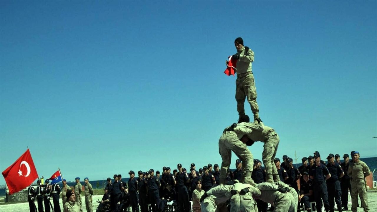 '1 günlüğüne askerlik' töreninde komando gösterisi