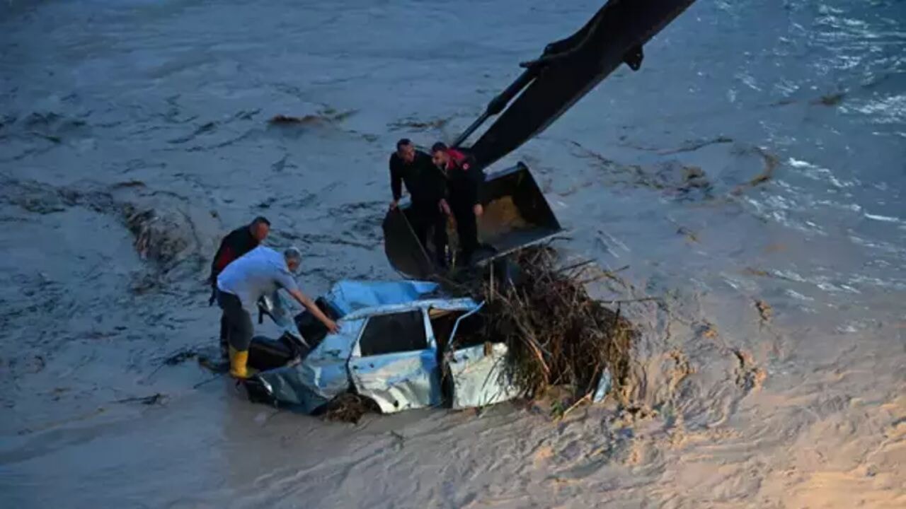 Osmaniye'de evler ve araçlar sulara gömüldü