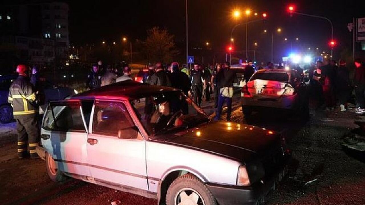 Ankara'da minibüs dehşeti: Trafik ışığında bekleyen araçlara çarptı