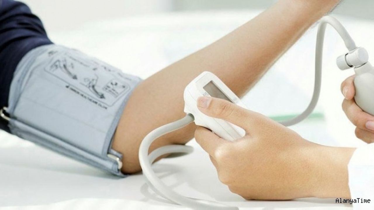 Hipertansiyon sinsice ilerliyor: Belirti vermeden felç edebilir!