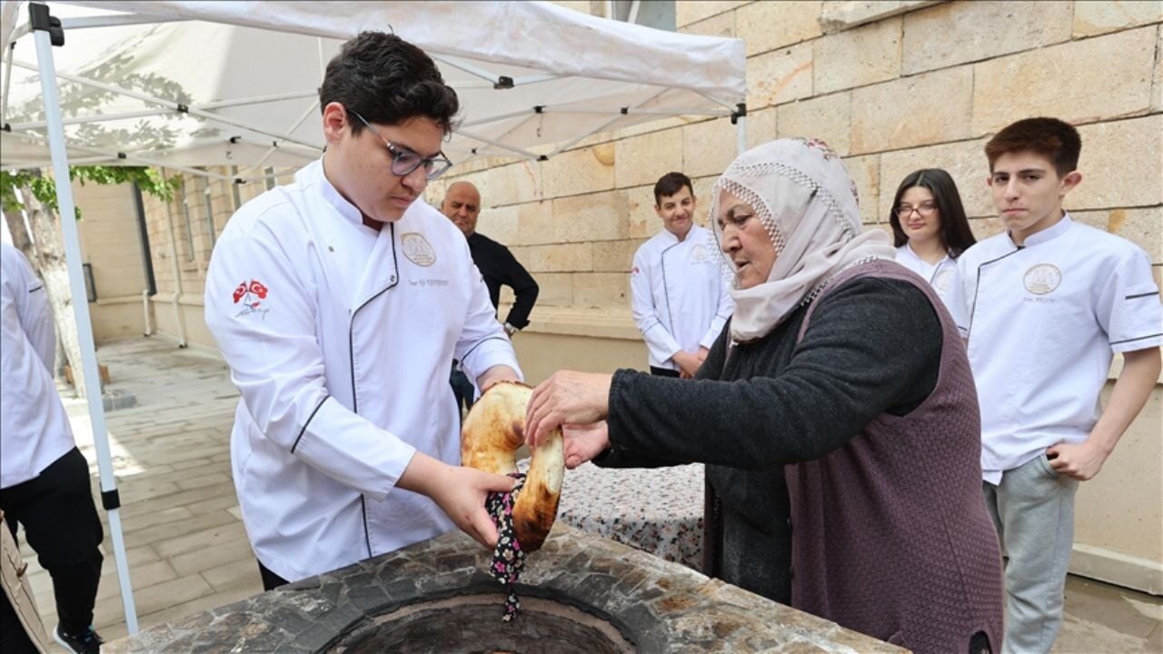 Mutfakta kültür dersi: Öğrenciler büyüklerinden tarifleri öğreniyor