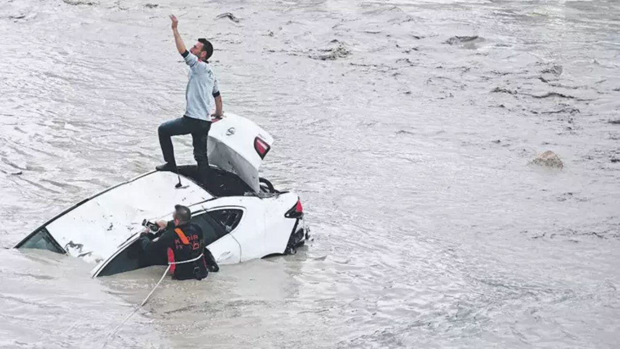 Kadirli'de dereler taştı, 8 araç sel sularında yok oldu