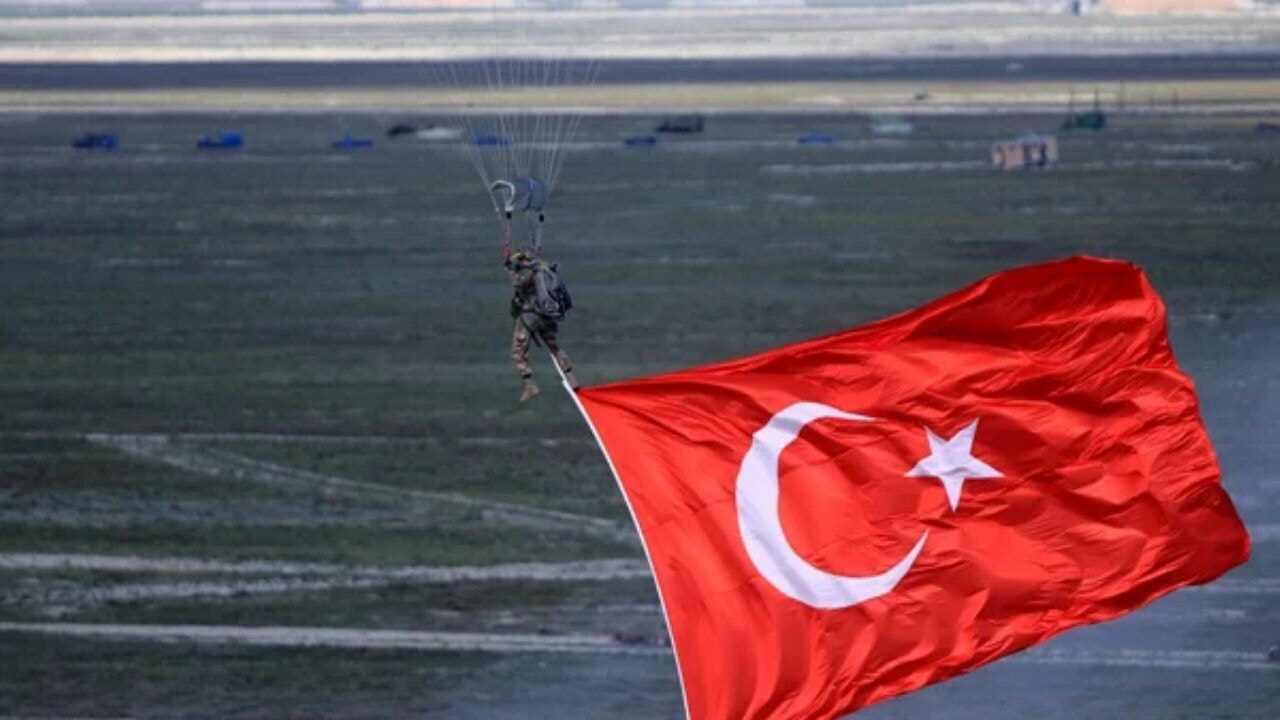 'Uluslararası Anadolu Ankası-2025' tatbikatı, askeri serbest paraşüt atlayışlarıyla devam ediyor