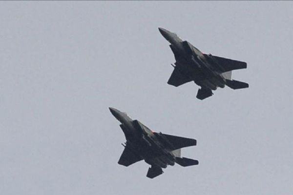 Pakistan Hindistan'a meydan okudu: Vurulan uçaklardaki pilotların isimlerini verebiliriz