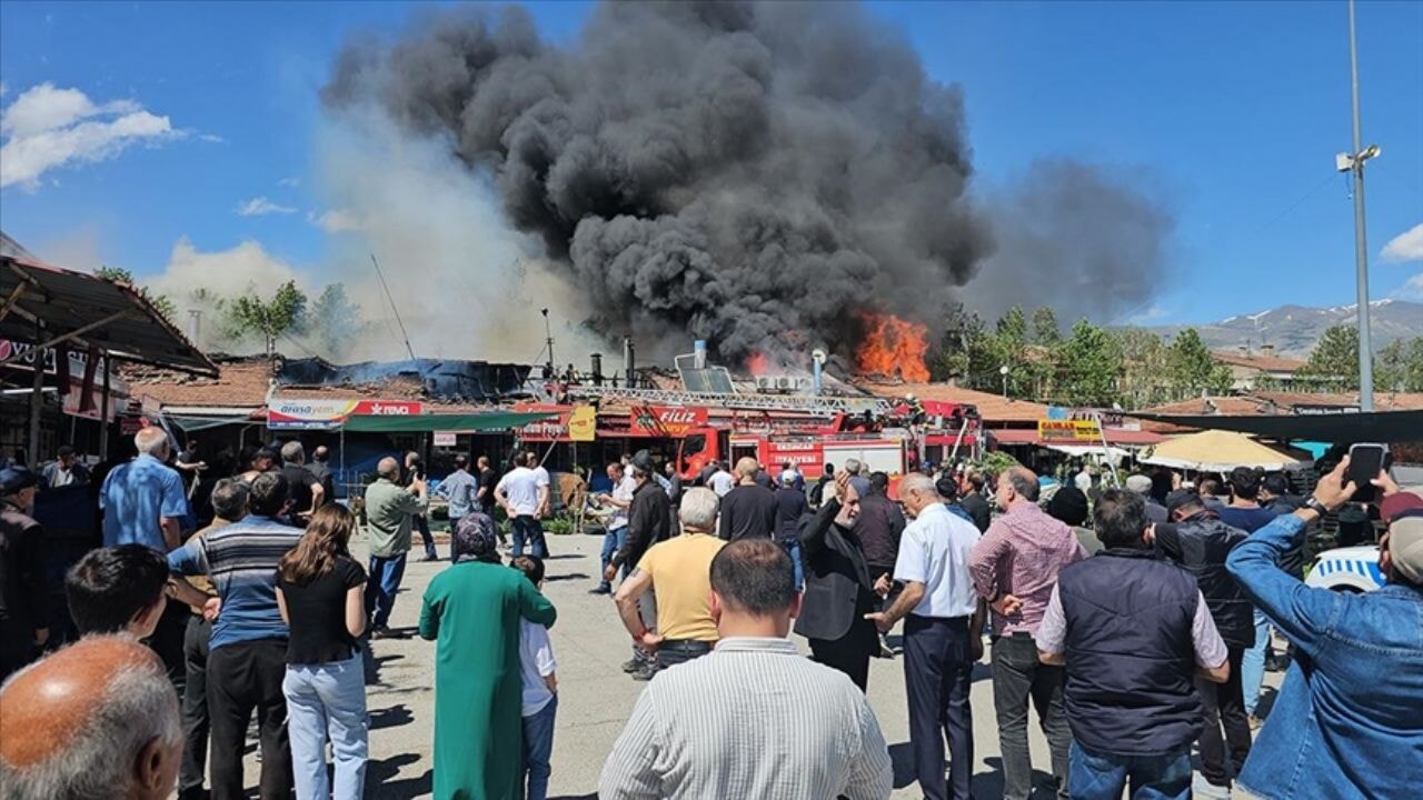 Erzincan'da sıralı dükkanların çatısında çıkan yangına müdahale ediliyor