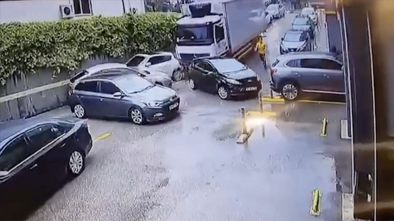 Tuzla'da yokuşta duran kamyonun hareket etmesi sonucu 5 araçta hasar oluştu