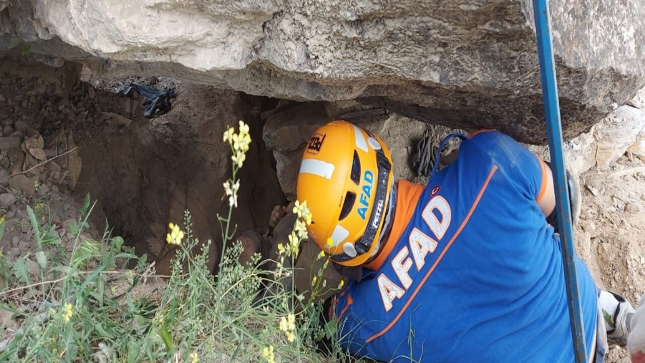 Kaçak kazı yaparken kayanın altında can verdi