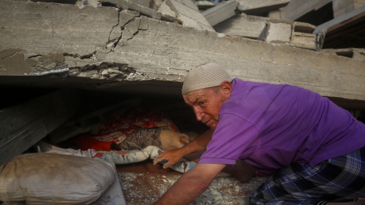 Soykırımcı İsrail Gazze'ye bomba yağdırdı: 30 şehit