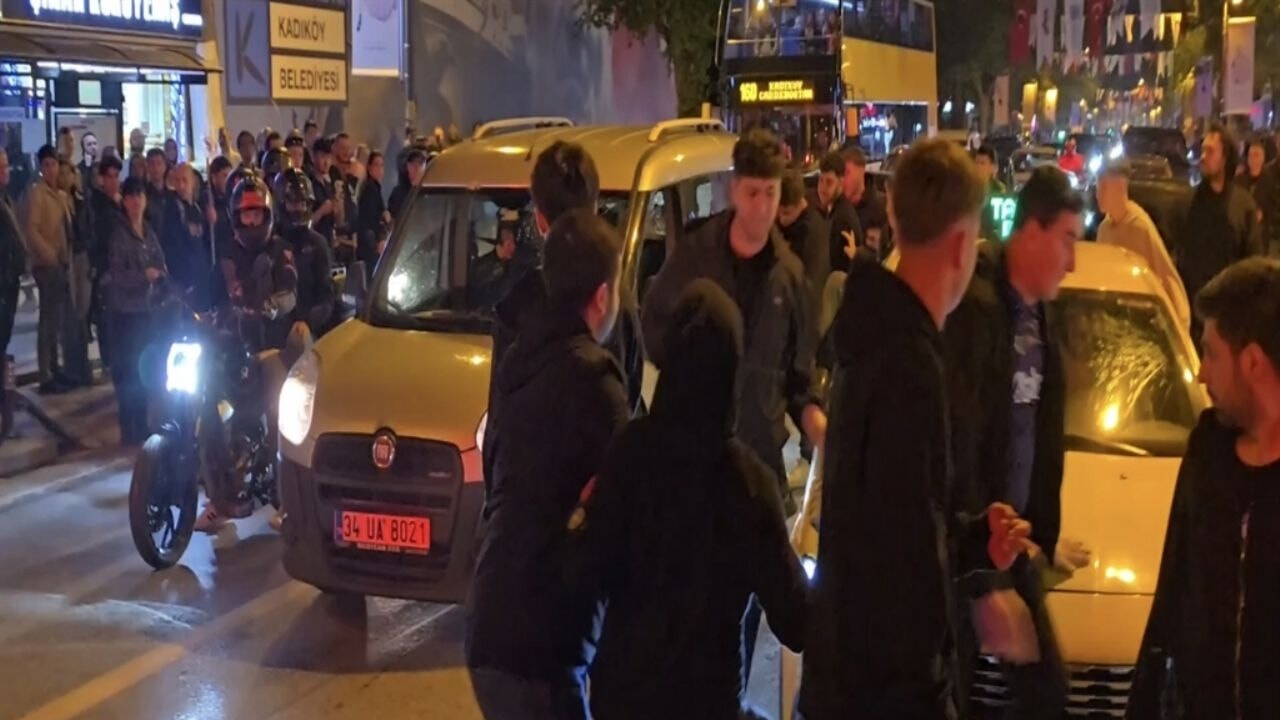 Kadıköy'de Galatasaraylı taraftarlara saldırı