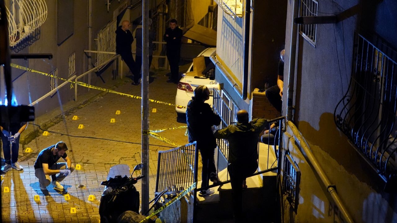 İstanbul'da polisle çatışan saldırgan sokakta dehşet saçtı!