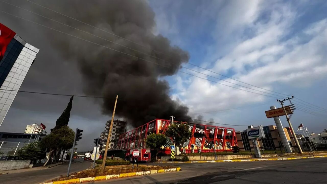 Alevler metrelerce yükseldi: Mersin'de fabrika yangını paniğe yol açtı