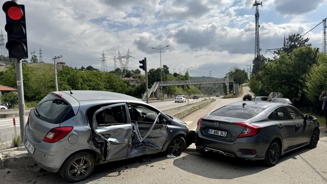 Sakarya D-100'de dehşet: Araçlar kavşakta çarpıştı