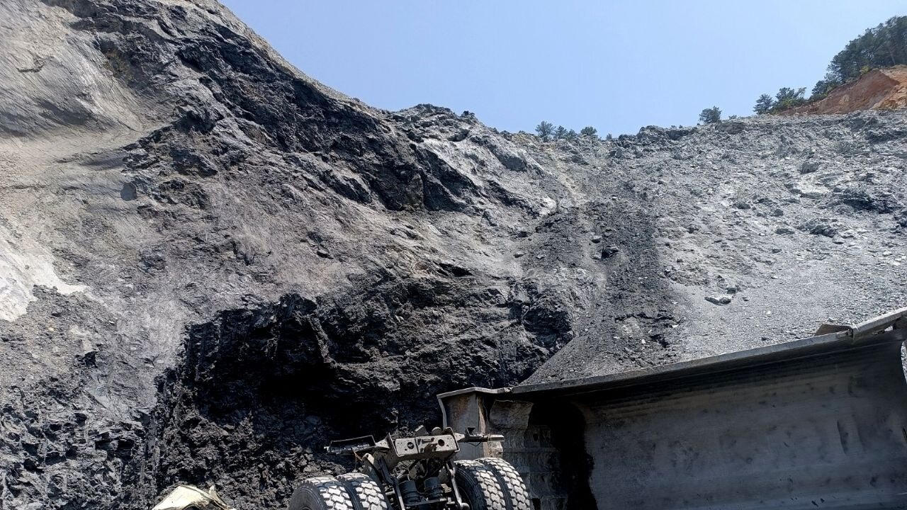 Altıntaş'ta trafik felaketi: kamyon devrildi, sürücü yaşam savaşını kaybetti