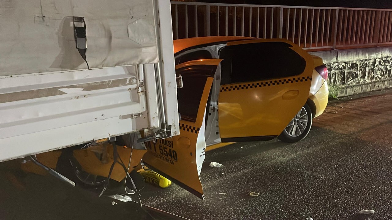 Demir borular can aldı! Sakarya'da feci trafik kazası