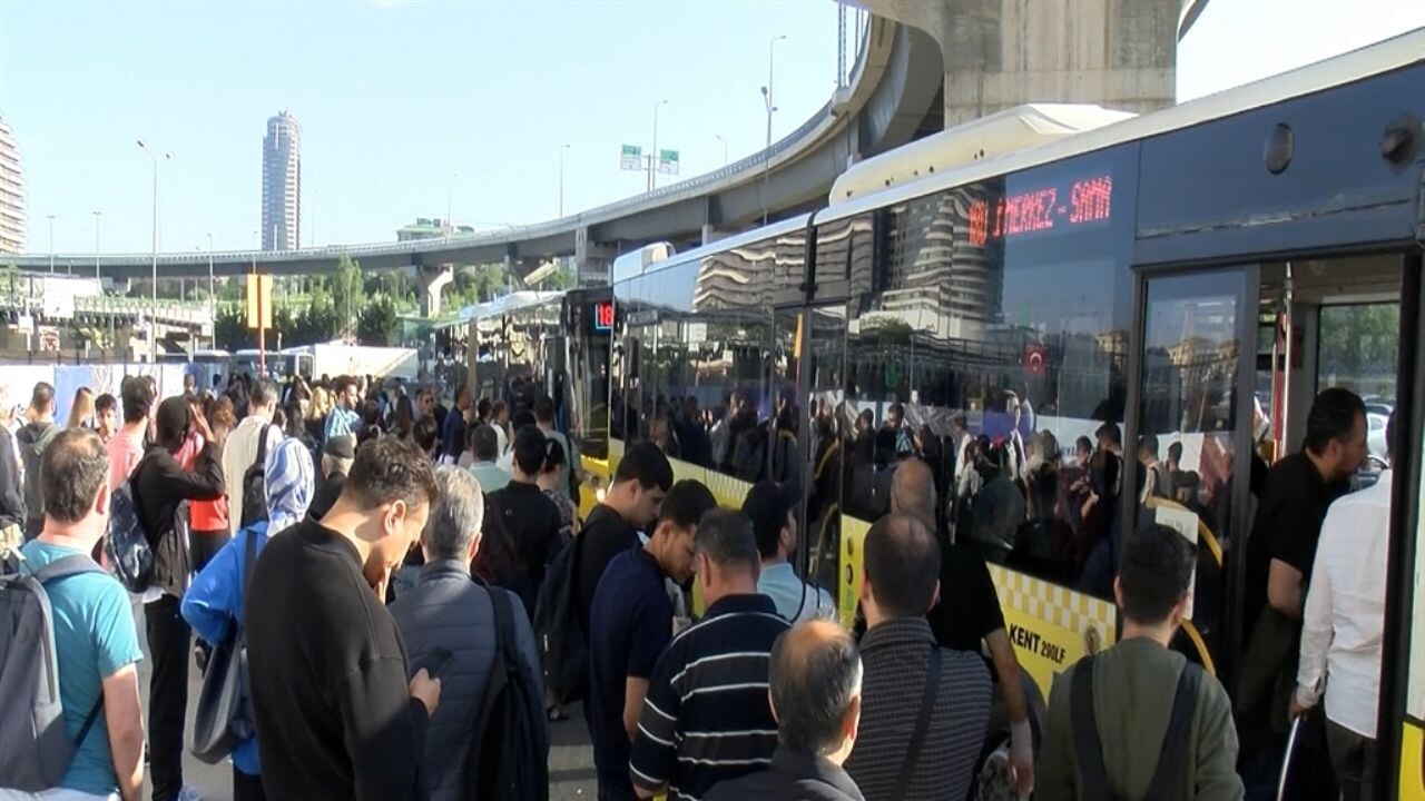 İstanbul'da kaos: Özel Halk Otobüsleri kontak kapattı!