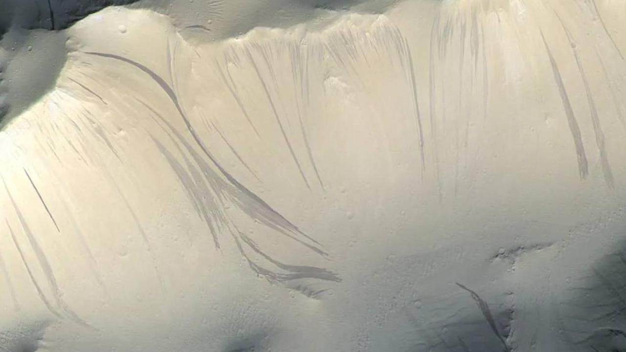 Mars'ta su izleri zannedilen şekiller tozmuş