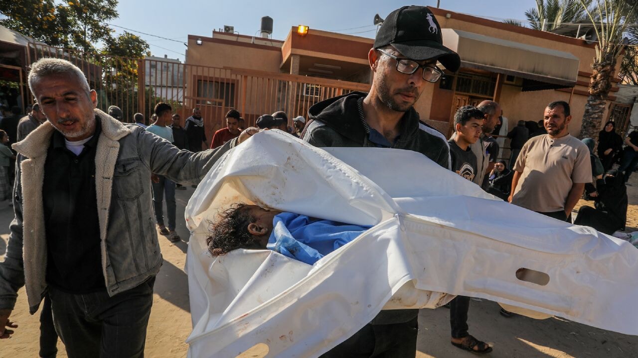 Filistinliler için sınıfta saygı duruşu düzenleyen öğretmen görevden uzaklaştırıldı