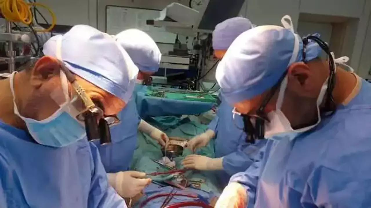 İran'da 60 yaşındaki hastanın midesinden 47 metal cıvata çıkarıldı