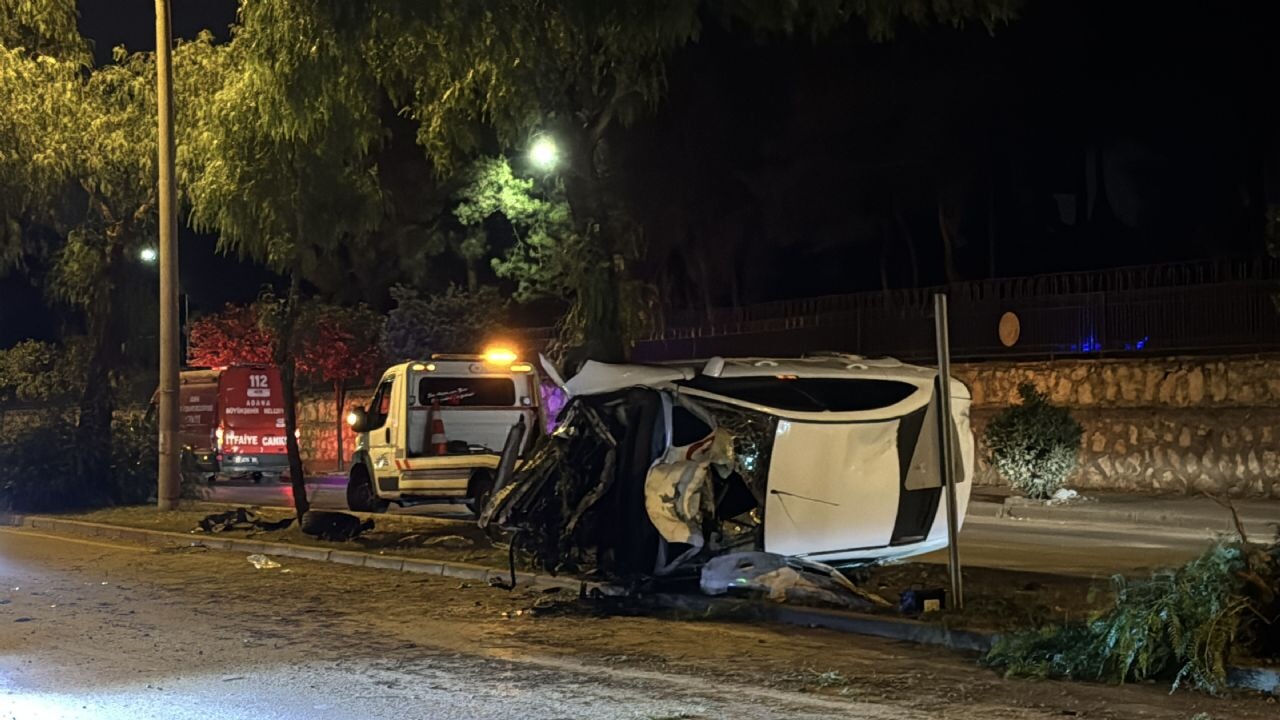 Adana'da otomobil dehşeti: Refüje çarpan araçta 5 kişi yaralandı! Trafiğinde panik anları! Kaza sonrası yol kapandı
