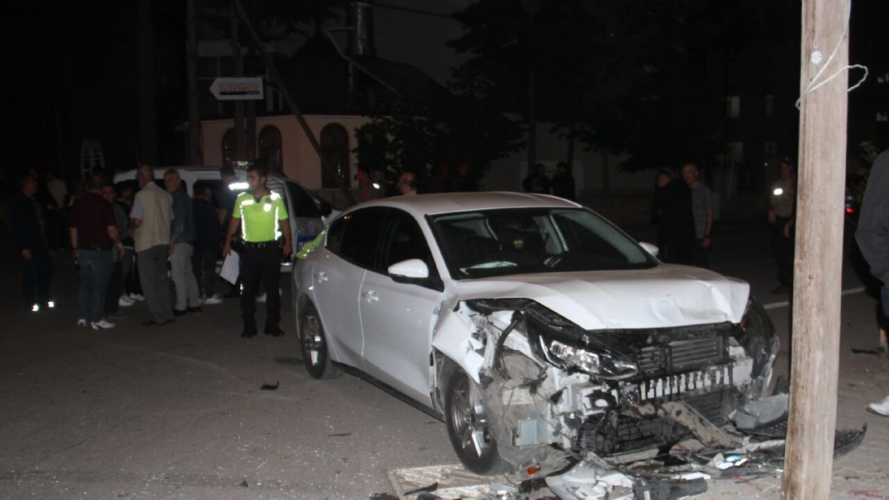 Beyşehir'de çifte trafik kazası: Yaralılar arasında kadın ve çocuklar var