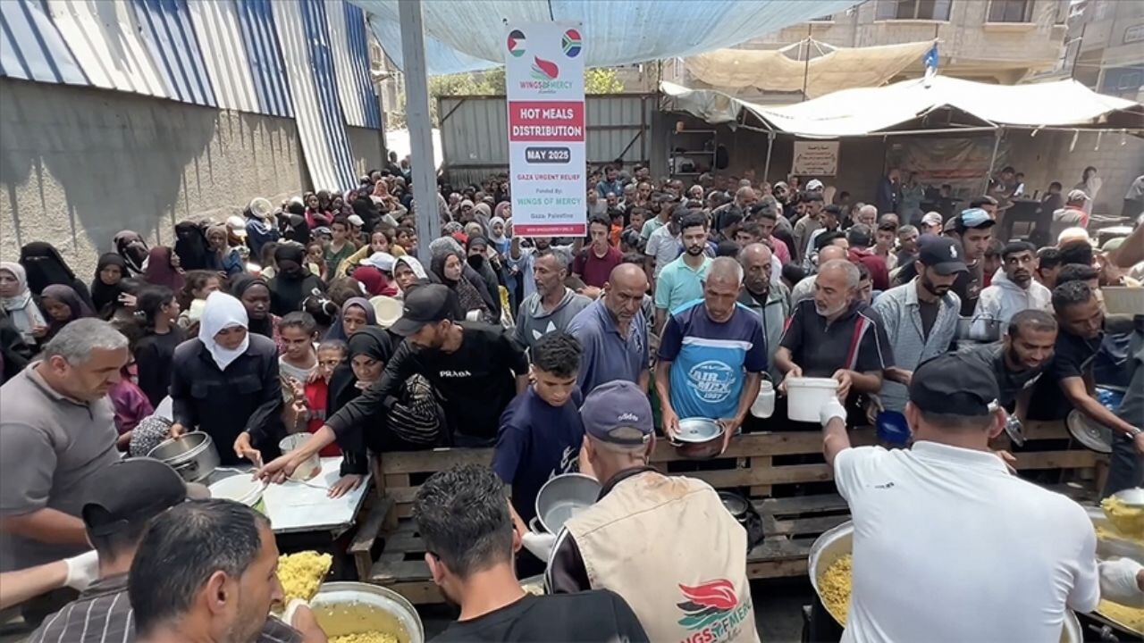 İsrail saldırısı ve ambargosu altındaki Gazze'deki Filistinlilere sıcak yemek dağıtıldı