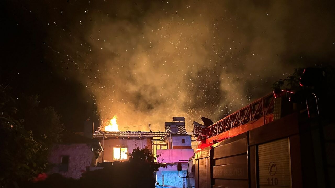 Uşak Ulubey yangını: 3 ev kullanılamaz duruma geldi, soruşturma başlatıldı