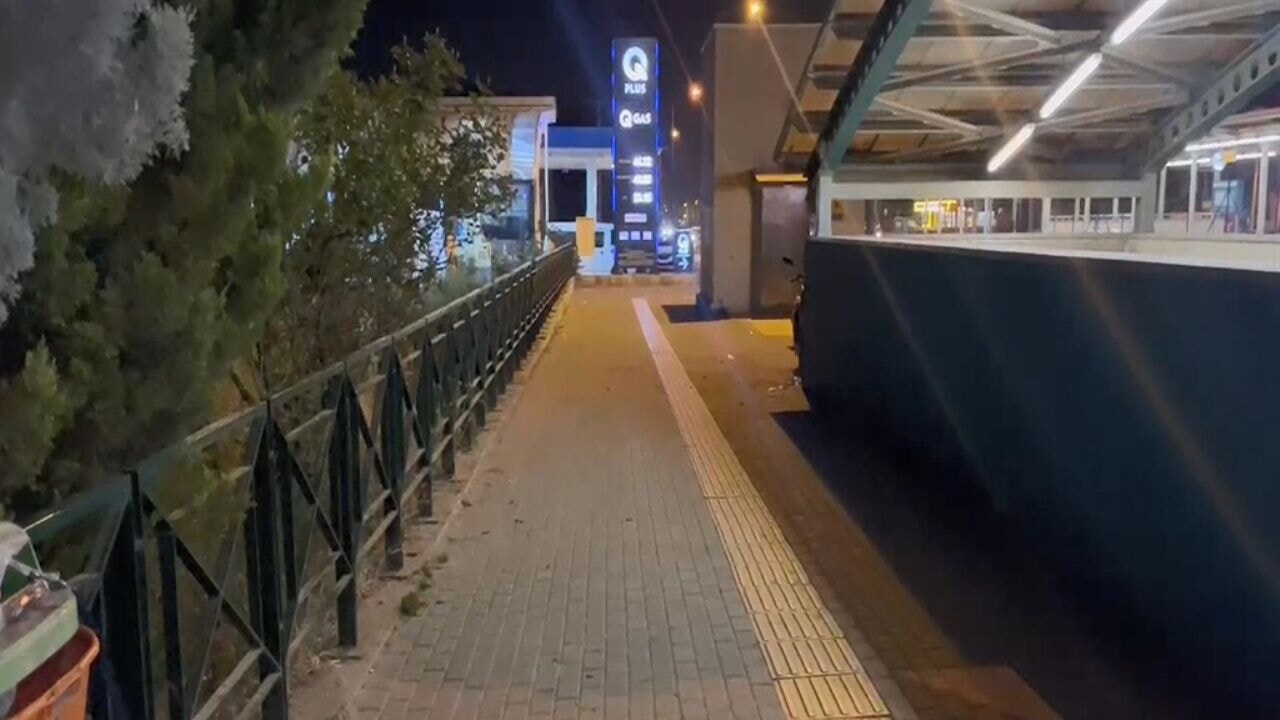 Metro istasyonunda 3 arkadaşı birden bıçakladı