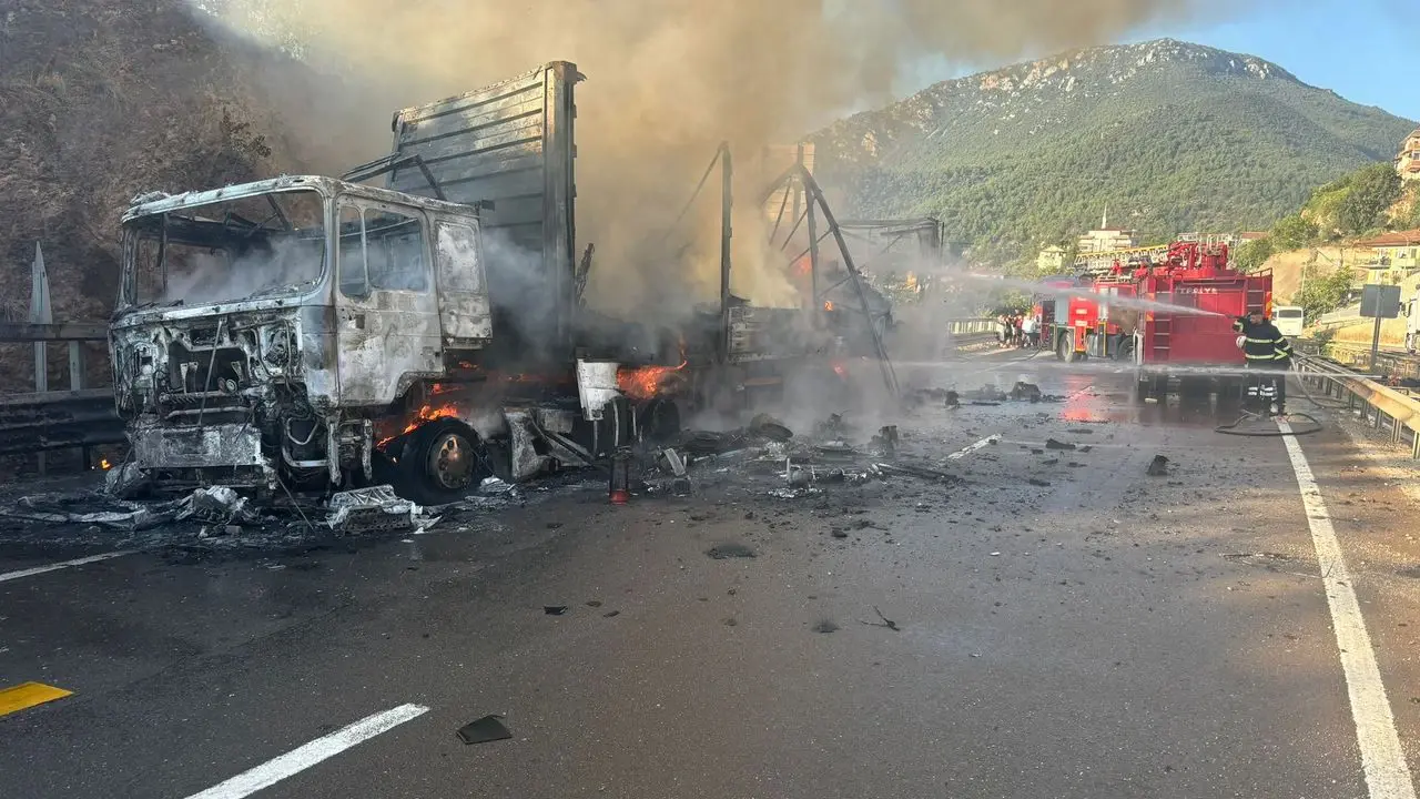 Bilecik-Bozüyük yolunda korkunç yangın: 8 otomobil küle döndü