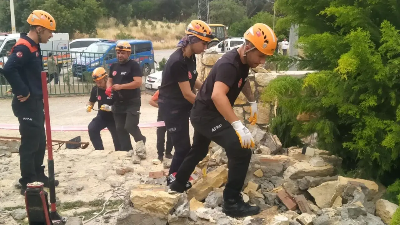 İzmir'de düğün salonunda feci olay: Beton kemer yıkıldı, ölümler yaşandı