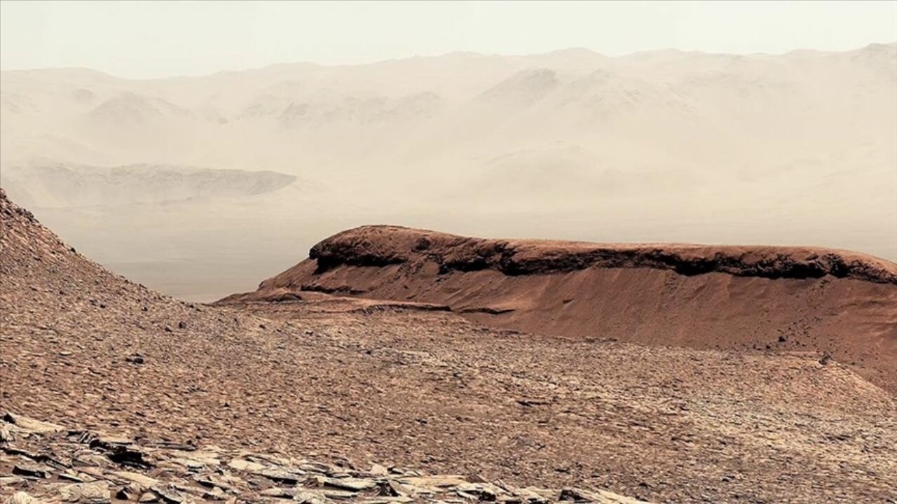 NASA'nın Mars'taki Curiosity Gezgini'nin Sharp Dağı'nda çektiği görüntü paylaşıldı