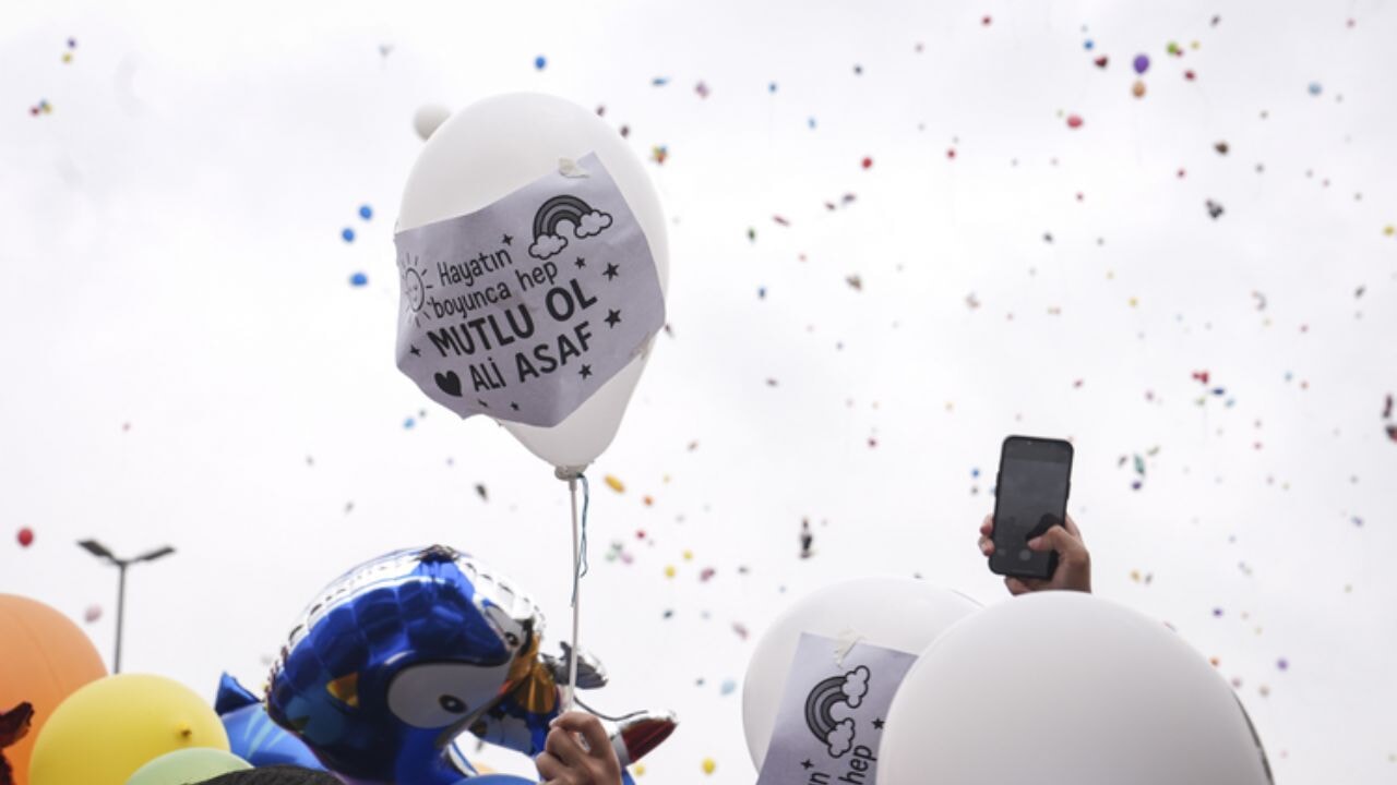 Kanseri yenen çocuk için gökyüzüne balonlar bırakıldı