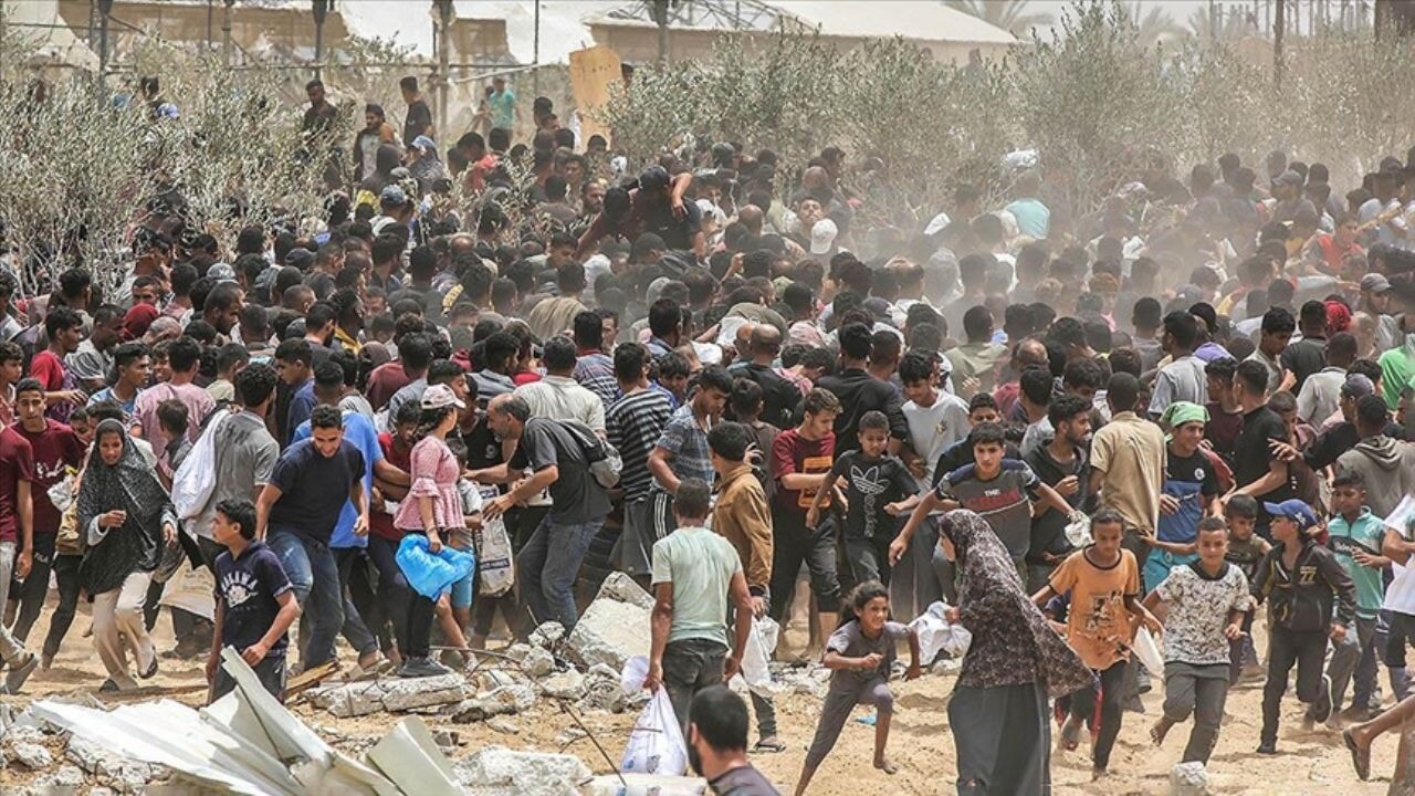 İsrail askerleri yardım alan Filistinlilere kurşun yağdırdı!