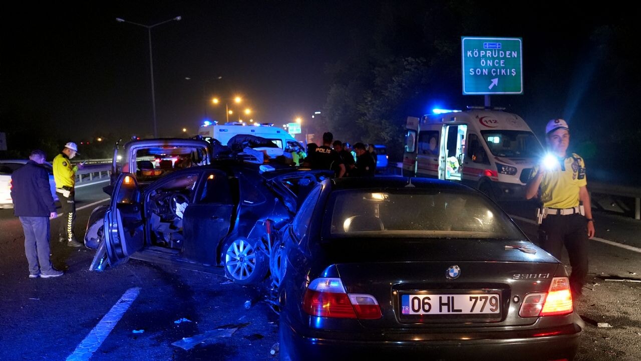 İstanbul trafiği durdu! Kavacık'ta zincirleme kaza araçlar birbirine girdi