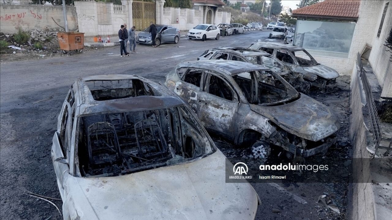 Gazze ile eşzamanlı Batı Şeria saldırıları: Yasa tanımaz işgalciler yeniden sahnede: Araçları ateşe verdiler!