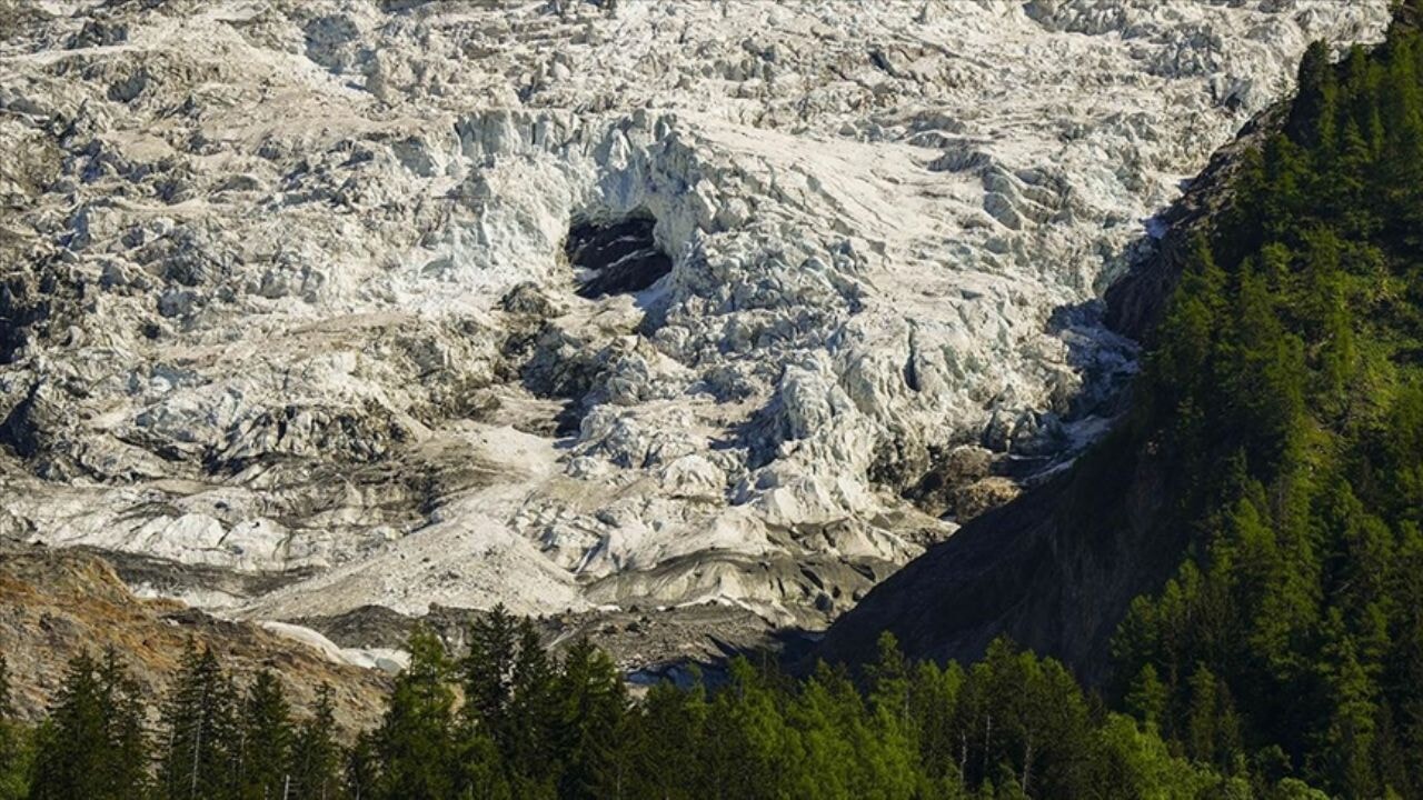 Çöken buzulun yok ettiği köyün çevresi de tehlikede