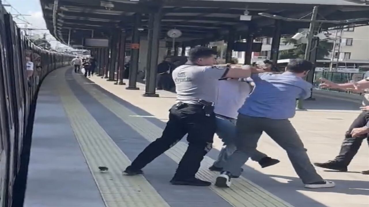 Marmaray'da kavga; iki çocuklu yolcunun burnunu kırdı
