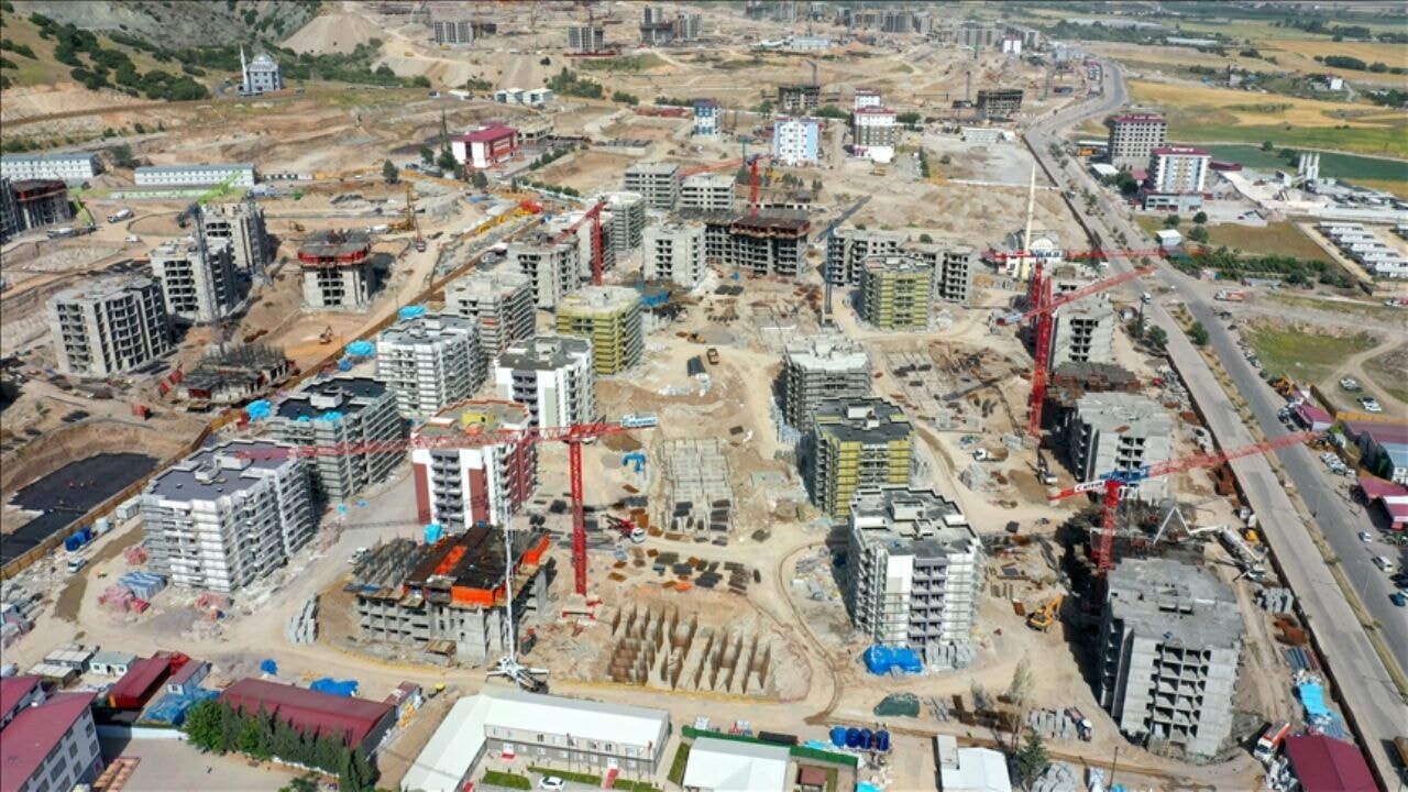 Kahramanmaraş'ın en büyük şantiyesinde konutlar ve iş yerleri yıl sonunda teslim edilecek