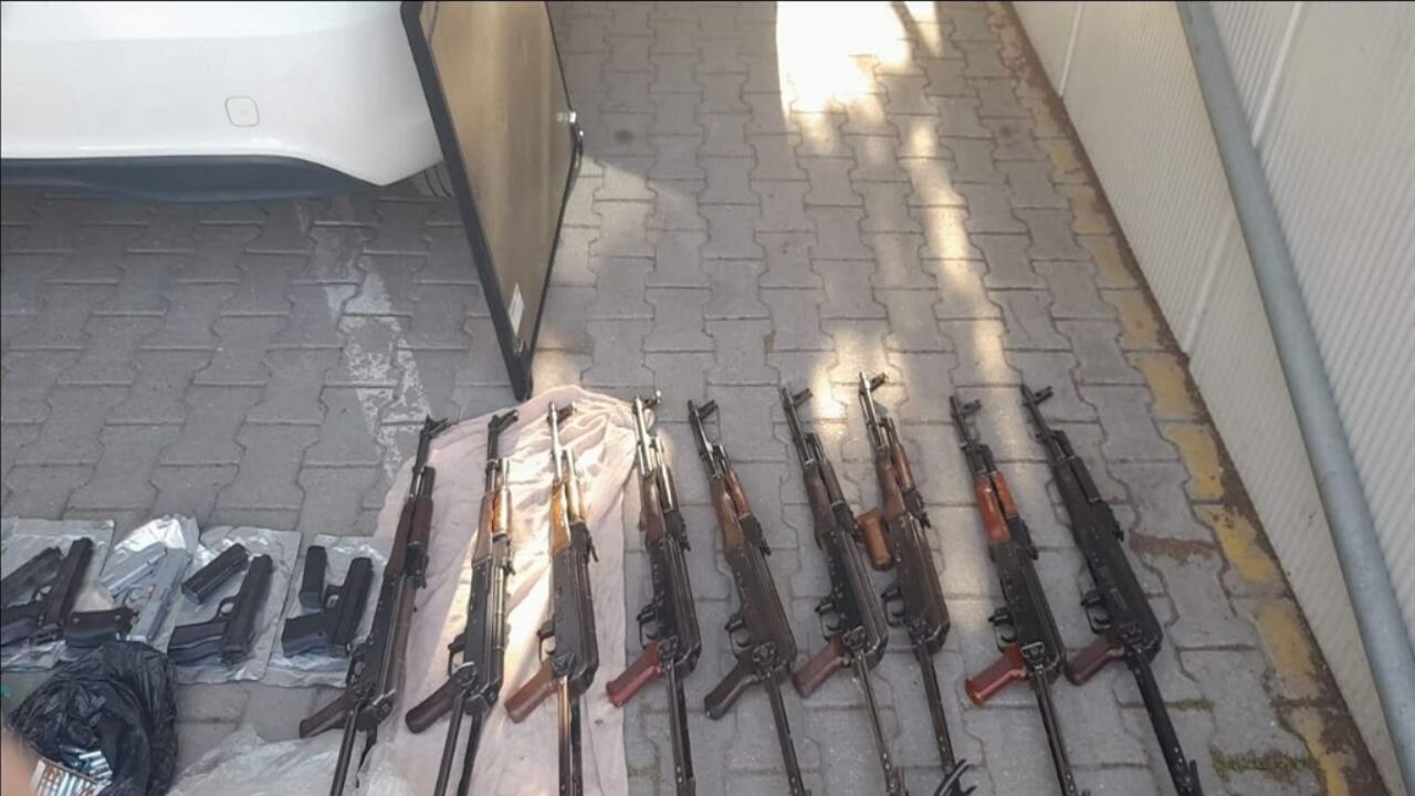 Kiralık araçta silahla yakalanan 1'i polis 3 kişi tutuklandı