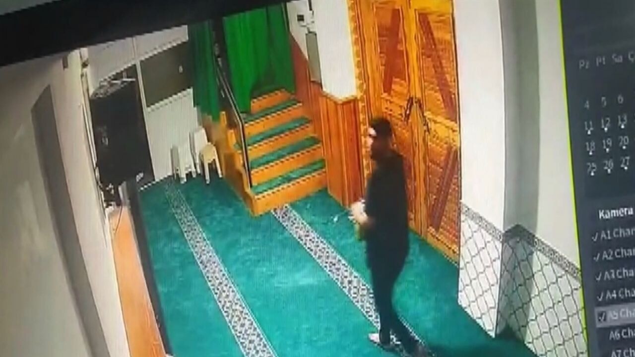 Caminin yardım kutusu ile müezzinin cüzdanını çaldı