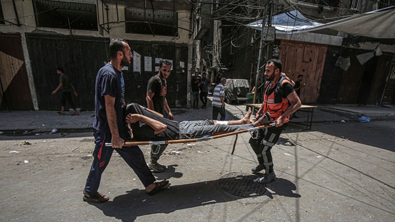 İsrail, Gazze'de yardım almak isteyen Filistinlilere saldırdı