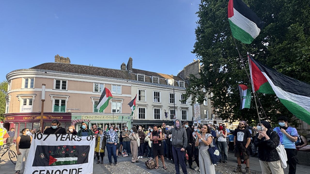 Cambridge öğrencileri, İsrail'le ilişkilerin kesilmesi talebiyle çadırlar kurarak eylem başlattı