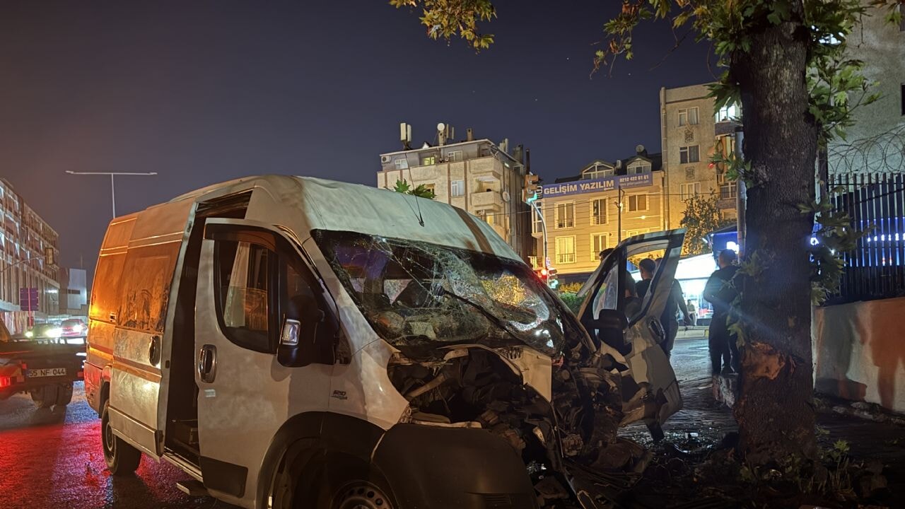 Avcılar'da feci kaza: Servis minibüsü ile otomobil çarpıştı