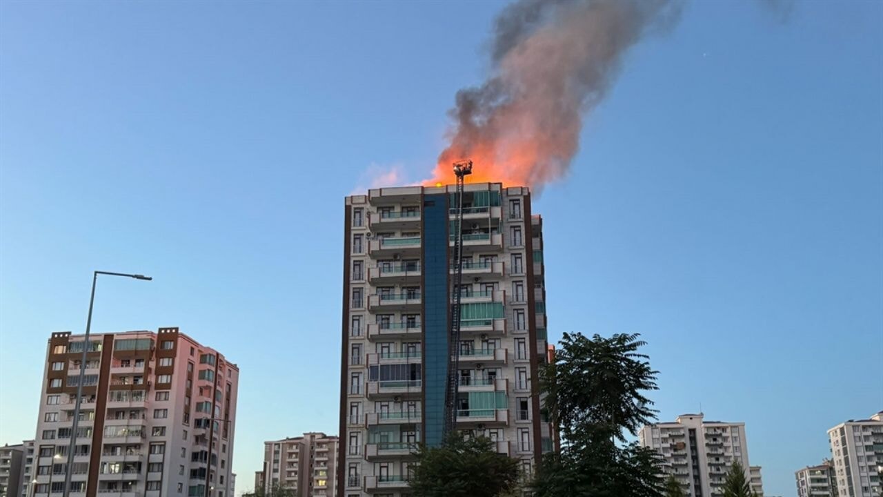 Diyarbakır'da 13 katlı apartmanda yangın: 2'si çocuk 3 ölü