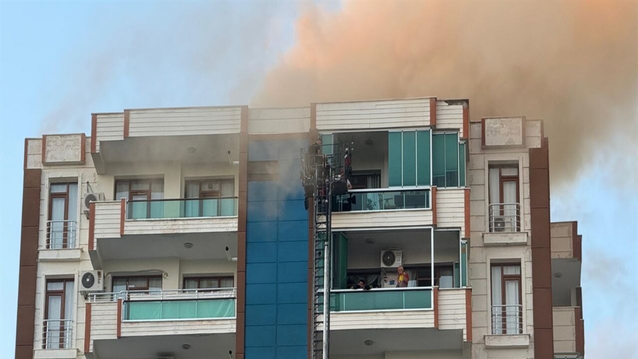 Diyarbakır'da 13 katlı apartmanda yangın; 38 kişi kurtarıldı